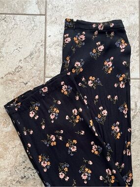 Reformation Black Floral Cropped Straight Pants - Women’s Size 4 - Summer Style